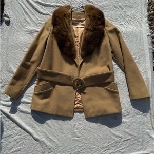Elegant Vintage Tan Women's Coat with Fur Collar